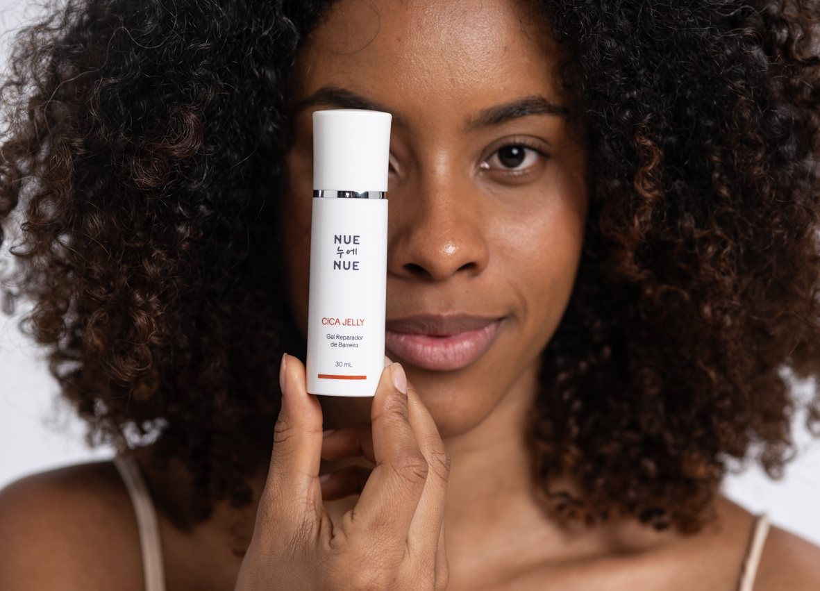 NUE NUE Cica Jelly — modelo apresentando o gel